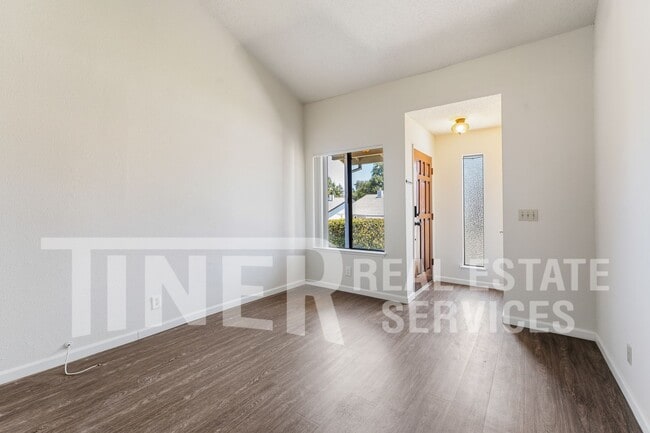 Building Photo - 5535 E Knoll Dr
