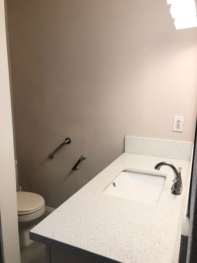 Building Photo - 4 BEDROOM / 2 BATH SINGLE FAMILY HOME W/ CASITA