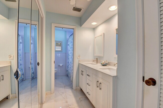 Building Photo - 1036 SW 26th Ave