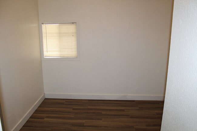 Building Photo - 2437 Darrow Ave