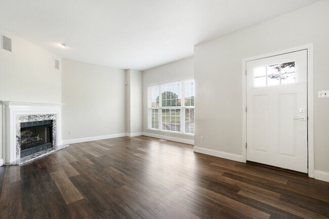 Building Photo - 909 N Hanley Rd