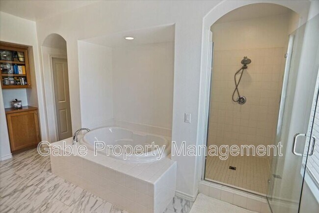 Building Photo - 26155 Lone Rock Ct