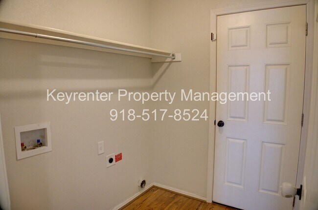 Building Photo - Coming Soon! 3 bed/2 bath!