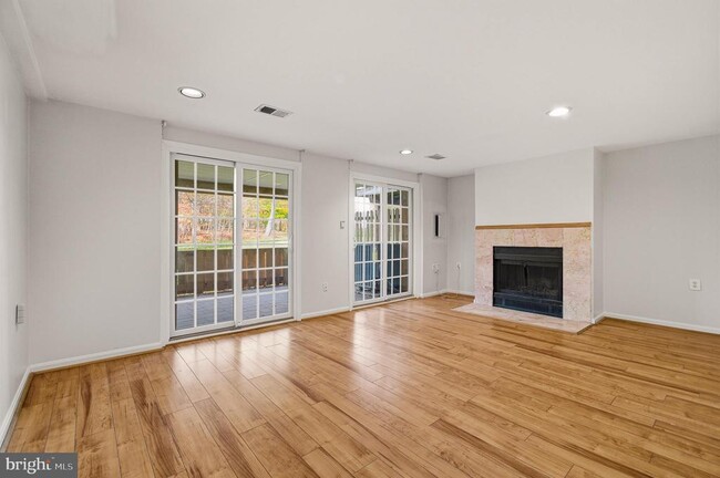 Building Photo - 7393 Swan Point Way