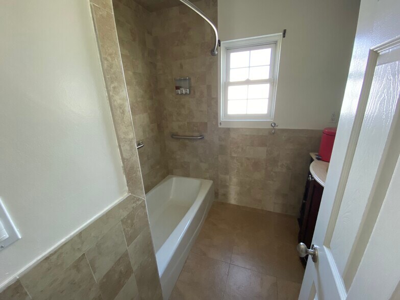 Hallway Full Bath - 3522 W 229th Pl