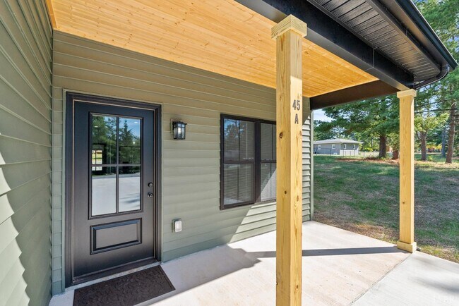 Building Photo - 45 Savage Dr