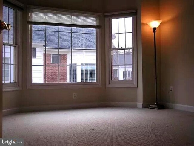 Building Photo - An impeccably maintained and beautifully u...