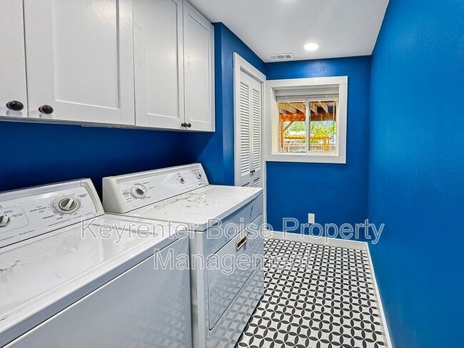 Building Photo - 2260 S Berkeley St