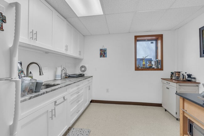 Building Photo - 2028 Upper Lake Dr