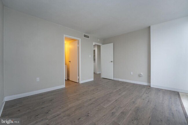 Building Photo - 2134 Forest Ln