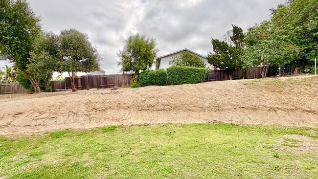 Building Photo - Nicely Updated Single-Story on quiet cul-de-sac Street just Minutes to Downtown Fallbrook!
