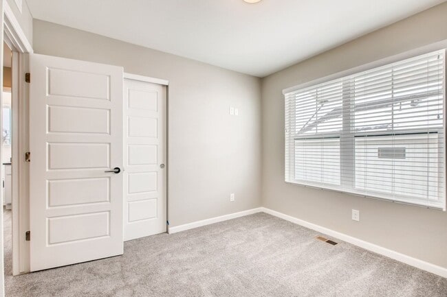 Building Photo - 3 Bedroom Townhomes For Rent