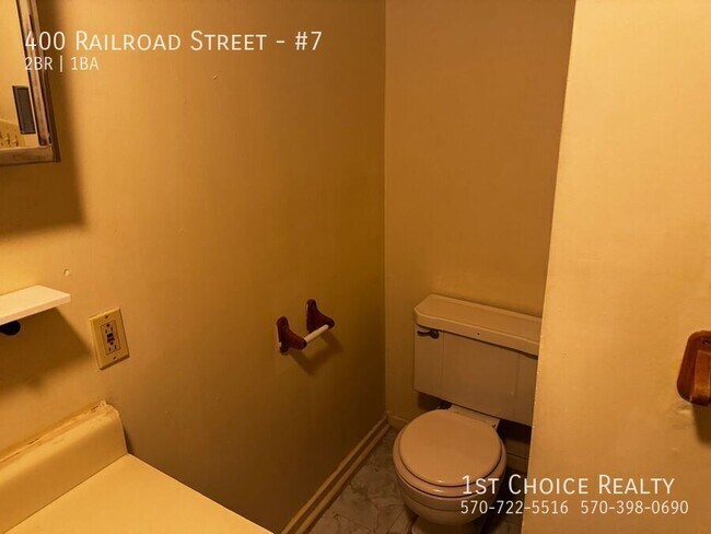 Building Photo - 400 Railroad St