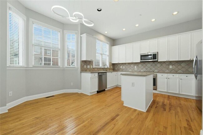 Building Photo - 319 Creekbank Way SE