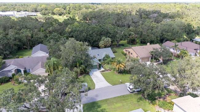 Building Photo - Enjoy Florida living in this spacious 3BR/...