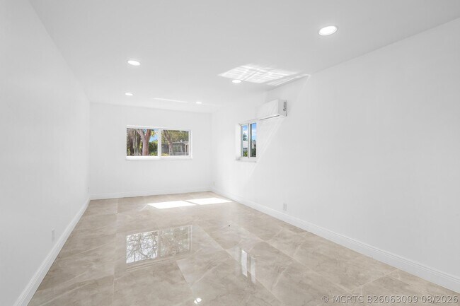 Building Photo - 461 NE 44th St