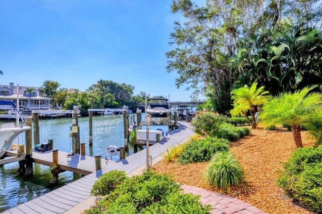 Building Photo - 862 Hudson Ave