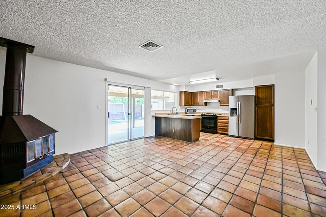Building Photo - 1252 E El Parque Dr