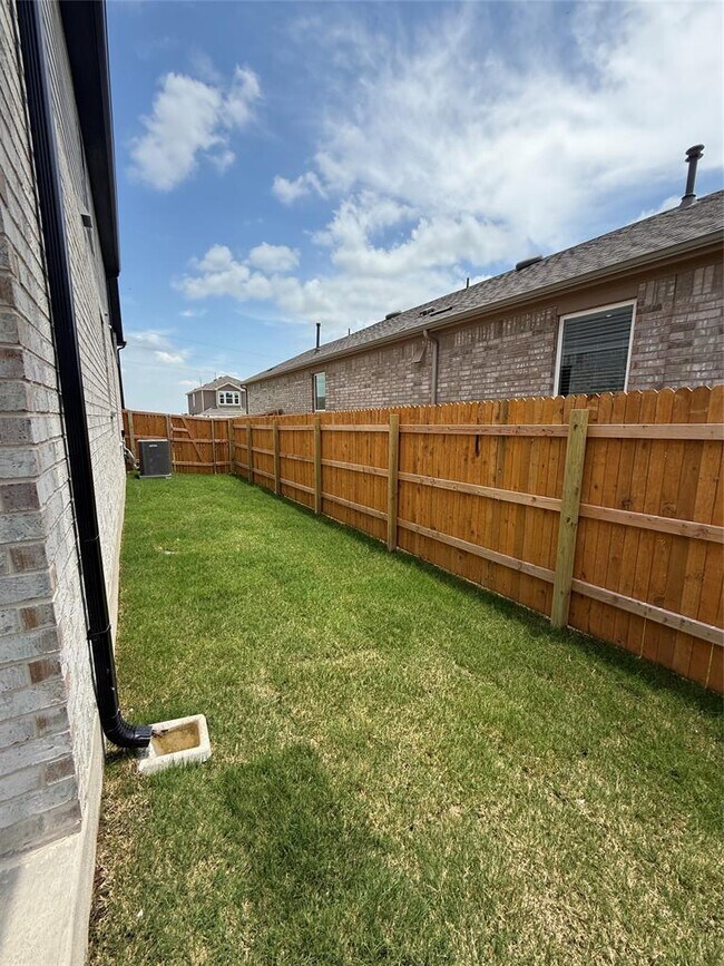 Building Photo - 593 Tailwind Dr