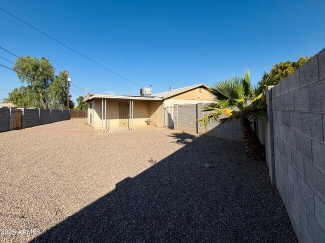 Building Photo - 4842 W Elm St