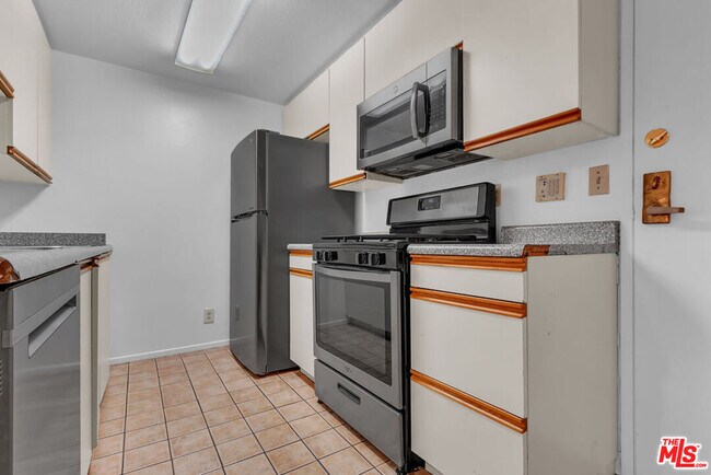 Building Photo - 607 N Rossmore Ave