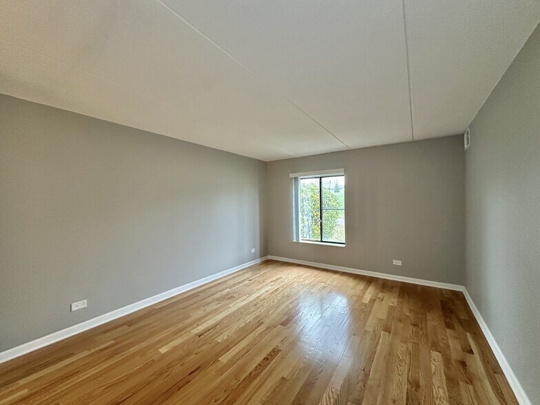 Building Photo - 525 N Quentin Rd