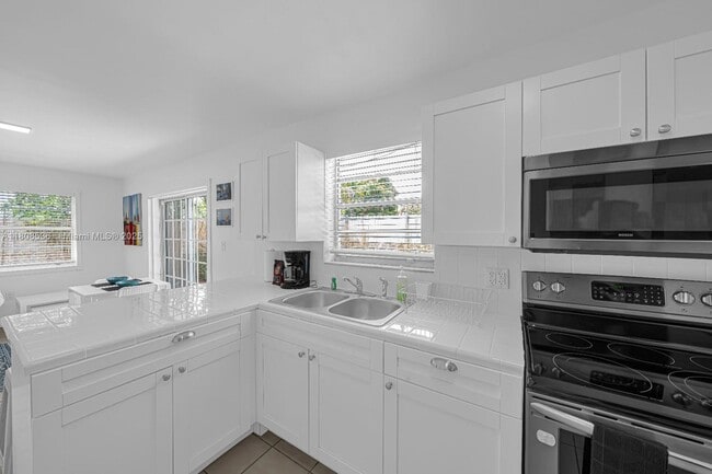 Building Photo - 1046 SW 13th Ct