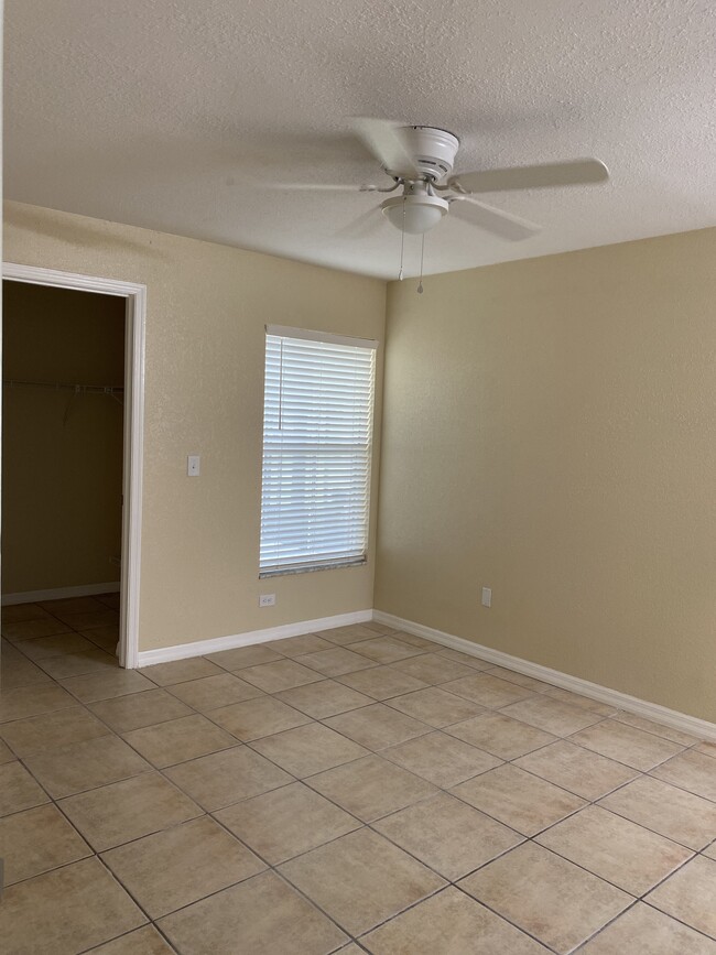 Máster Bedroom and Walk In closet - 3109 Sandy Shore Ln