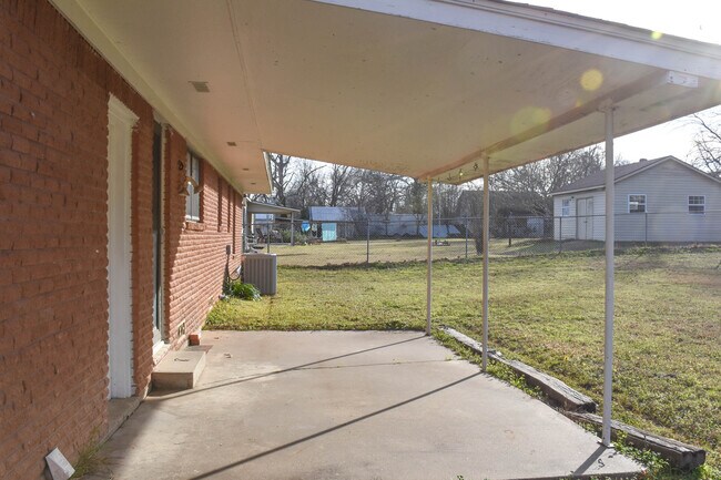 Building Photo - 1805 Waterloo Ave