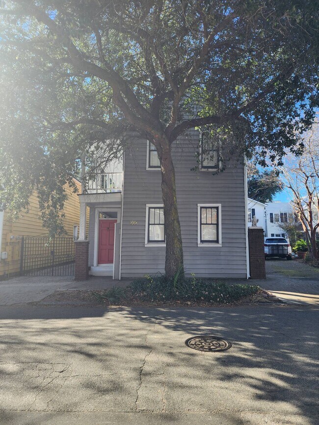 Building Photo - 237 Coming St