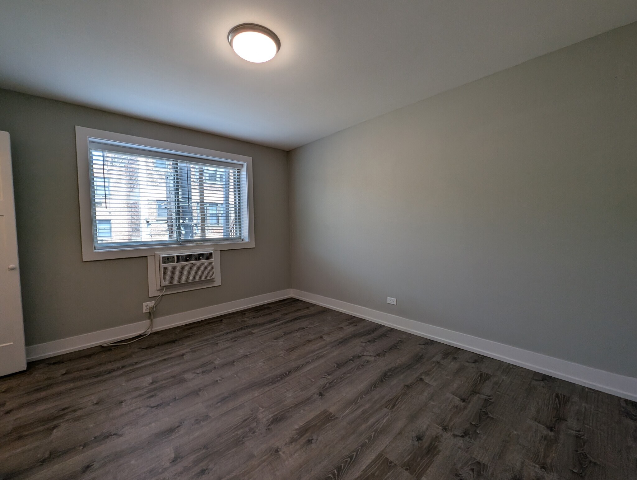Building Photo - 542 W Surf St