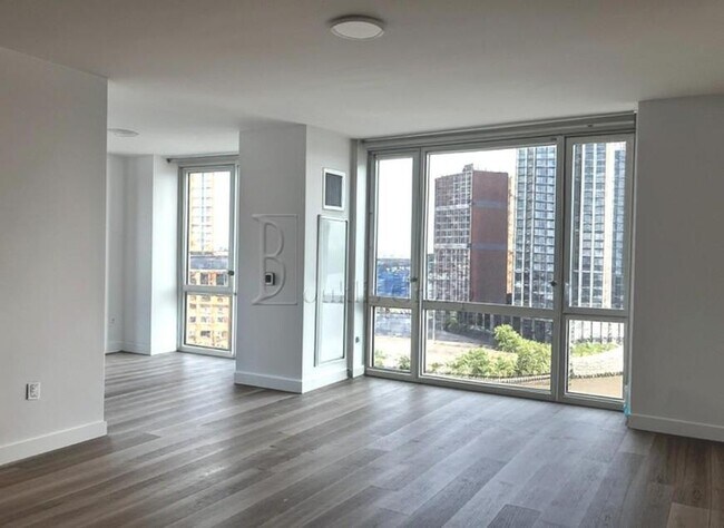 Building Photo - 3 bedroom in LONG ISLAND CITY NY 11101