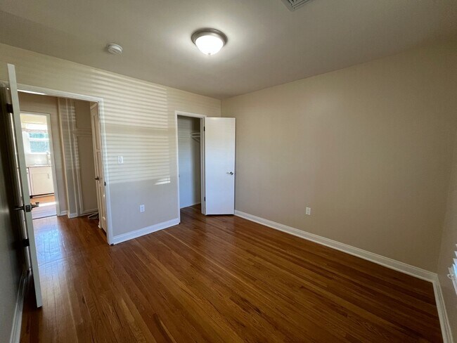 Building Photo - AVAILABLE NOW! 3+2 w/bonus room + applianc...