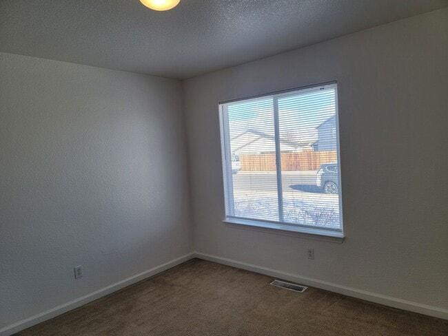 Building Photo - Cute 3 bedroom , 2 bath home on the Fernley Golf Course, $2000 a month, $2100 security deposit