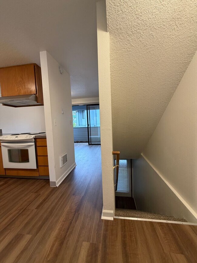 Building Photo - **TWO WEEKS FREE RENT** Updated Townhouse in the Heart of Garden Home~ New LVP Flooring~ Washer/D...