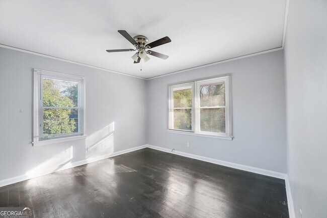 Building Photo - 147 Burnside St