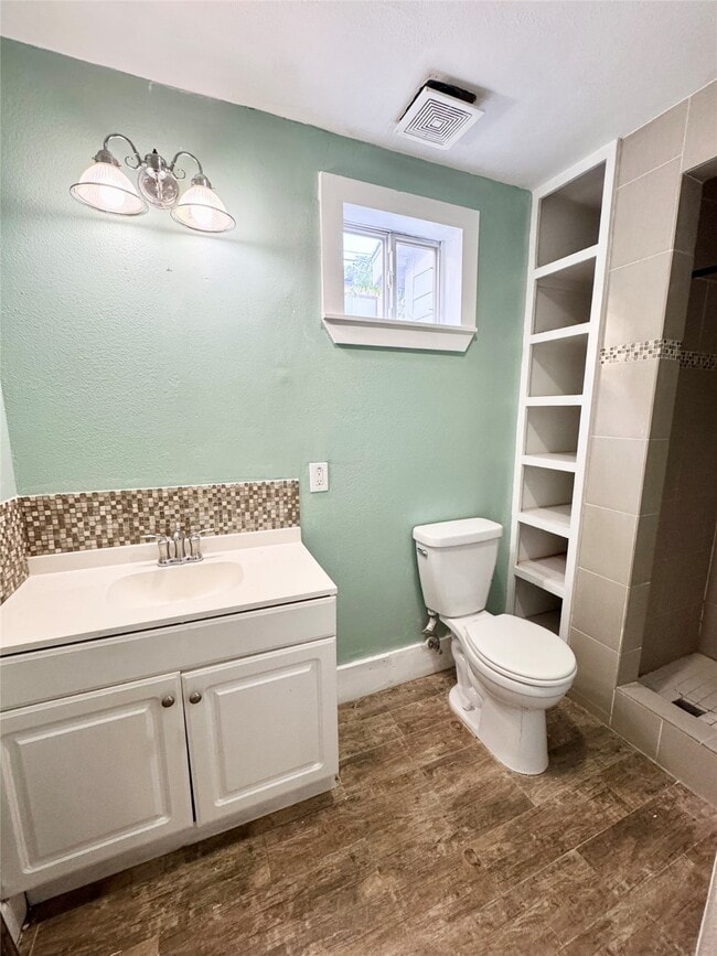 Building Photo - 728 W 21st St