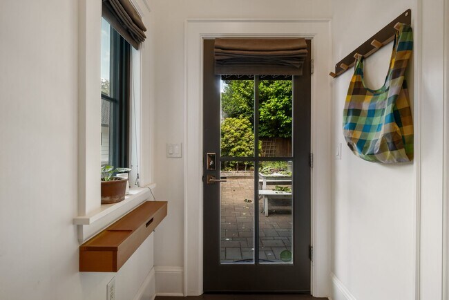 Building Photo - 2835 NE 40th Ave