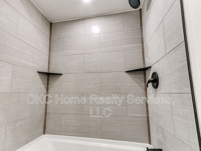 Building Photo - 1812 W Noble Ave