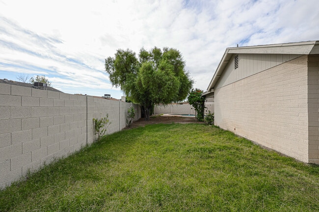 Building Photo - 6519 S Elm St