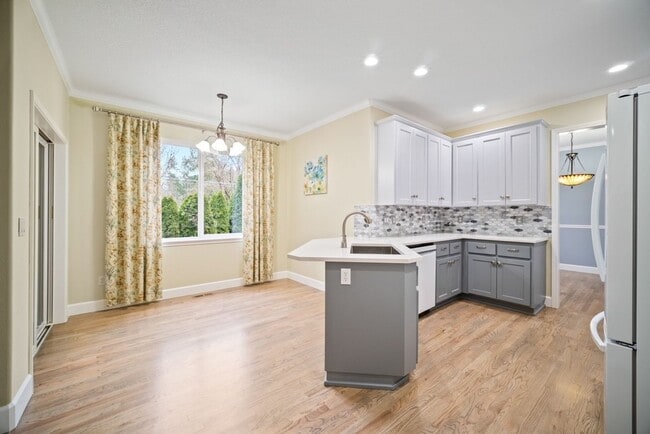 Building Photo - 16044 SE Flavel Dr
