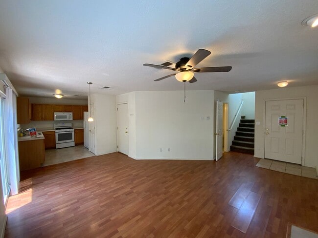 Building Photo - 3 Bedroom Home Available In Gated Communit...