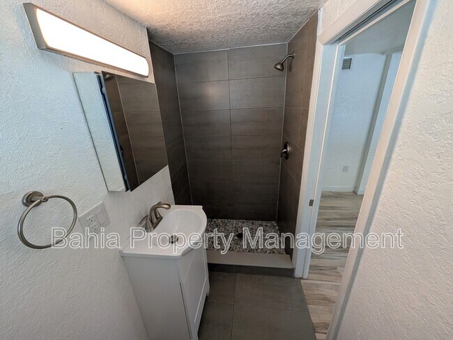 Building Photo - 8004 N Blvd