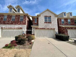 Building Photo - 3 Bed/2.5 Bath Townhome with Garage / Pet-Friendly / Vouchers Accepted / Available Now!
