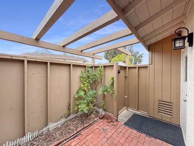 Building Photo - Beautiful 3B/2BA Home W/ 2 Car Garage, Was...