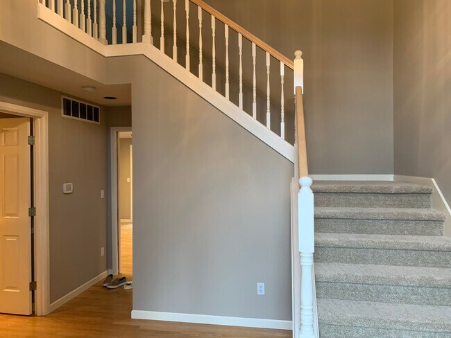 Building Photo - Location location 4 bedroom, 2.5 bath in t...