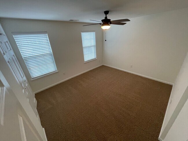 Building Photo - Large 3 BR Townhome in Park South Station ...