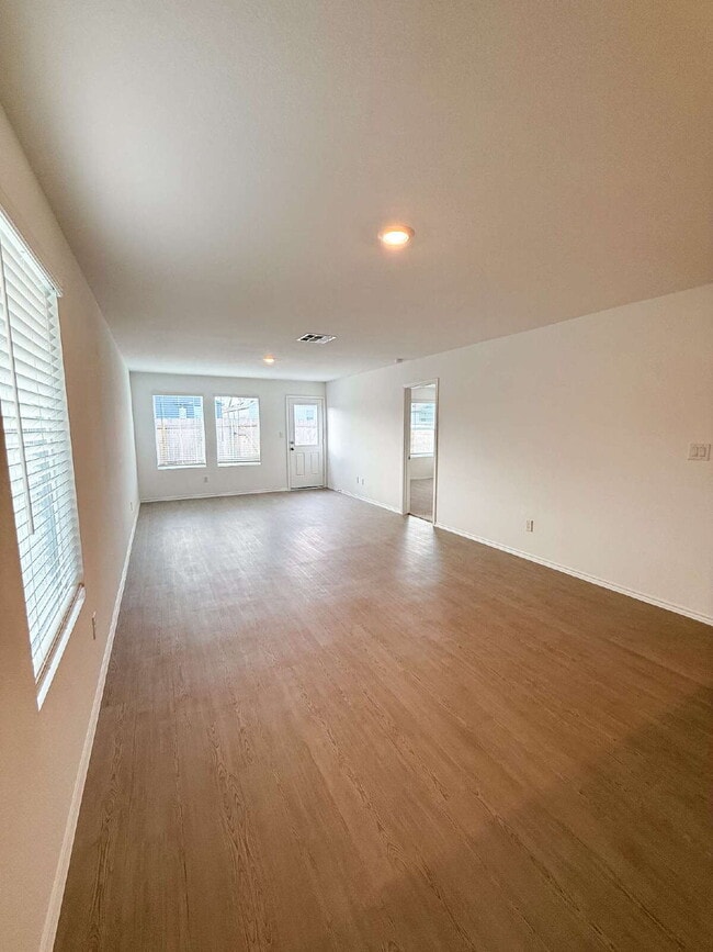 Building Photo - One Story 4 Bedroom/2Bath - For Rent - San Marcos, TX - Minutes From Shopping, Entertainment, and...