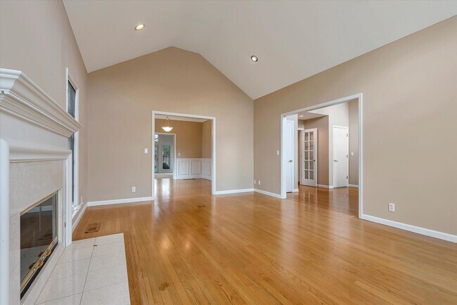 Building Photo - 954 Russell Ave