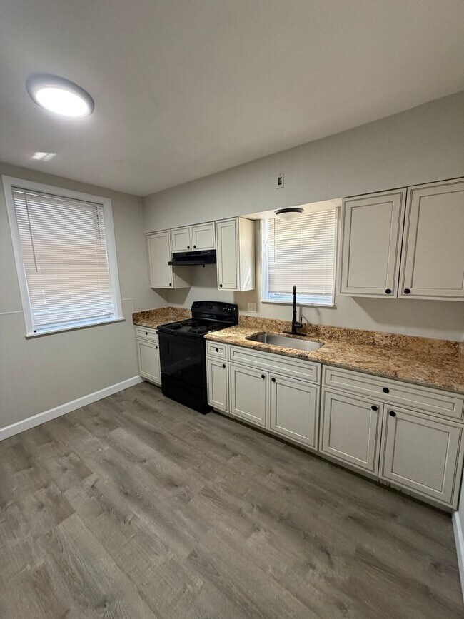 Building Photo - 5041 Lindenwood Ave